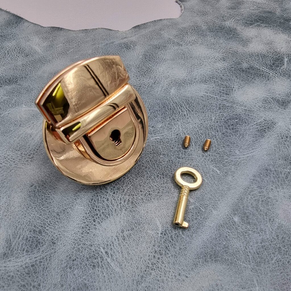 Large Gilt Tuck Lock with key - (Pack of 1) - Morini